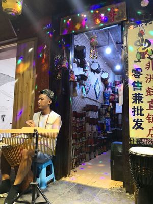 鳳凰古鎮(zhèn) 燈火闌珊處，樂器聲里的生意經(jīng)